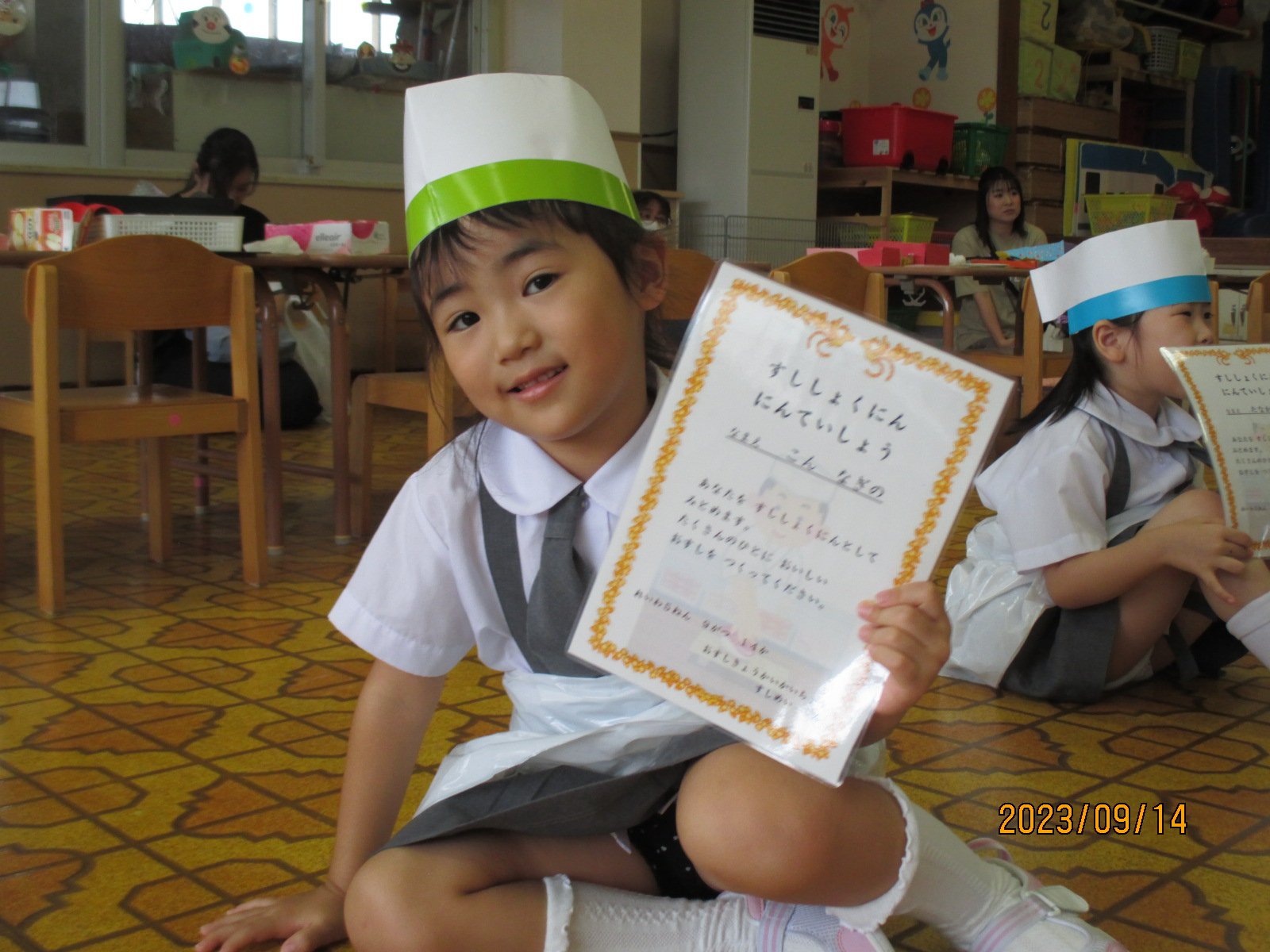 すし職人証明書を受け取り喜ぶ園児たち