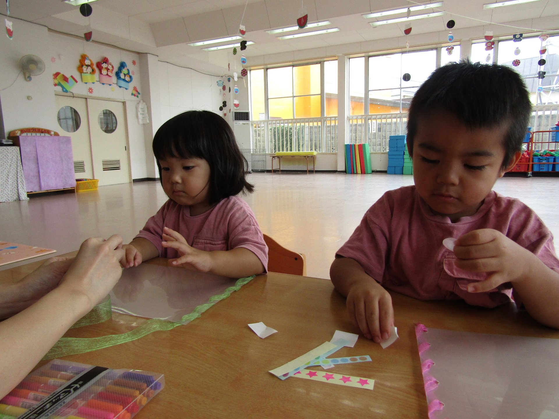 夢中でシールを貼る子どもたち