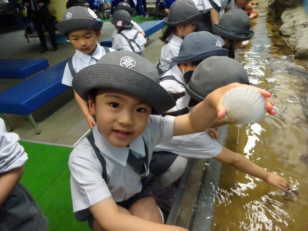 水族館を楽しむ園児たち