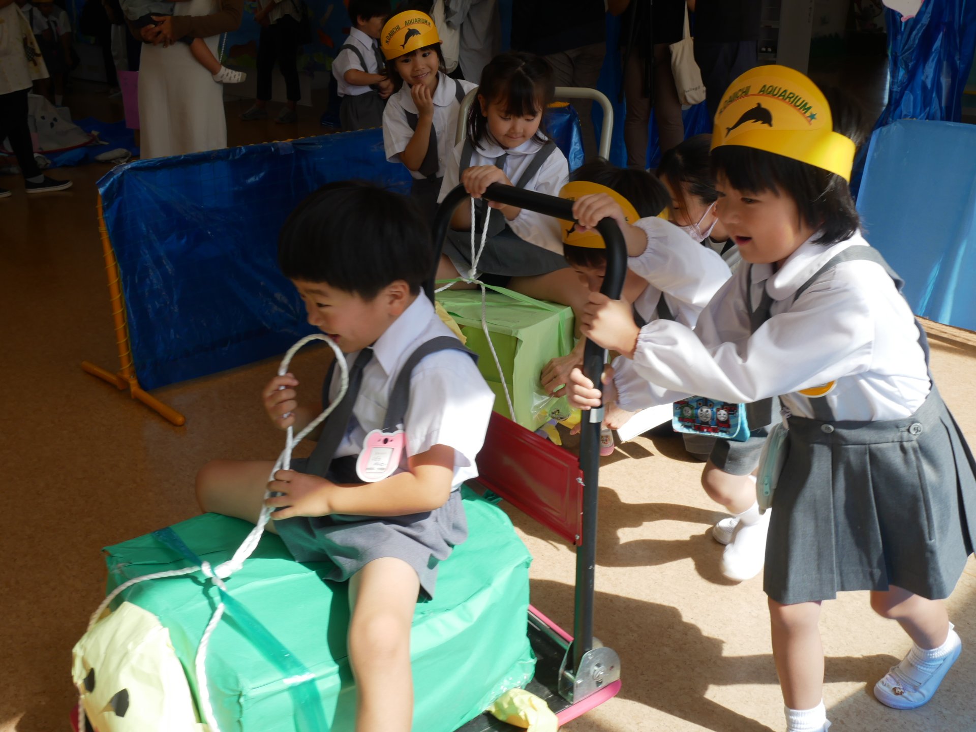 自分たちで作った水族館で楽しむ園児たち