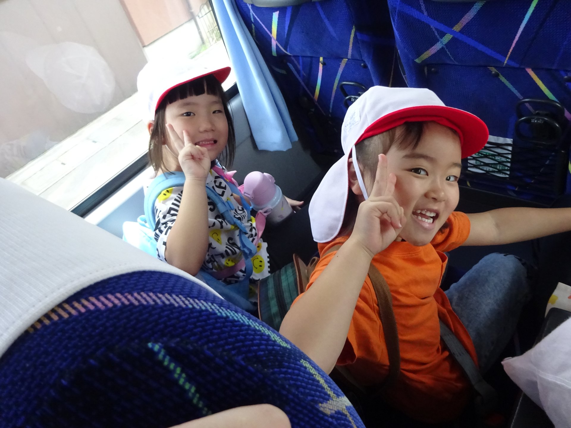 バスに乗り競輪場に向かう園児たち