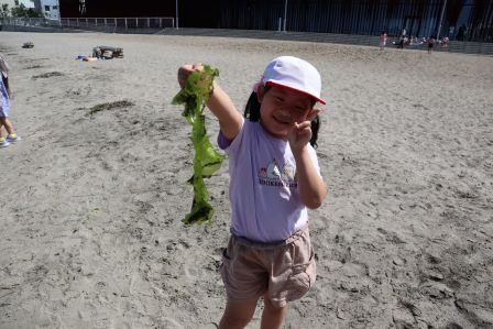 Aビーチで楽しむ園児たち