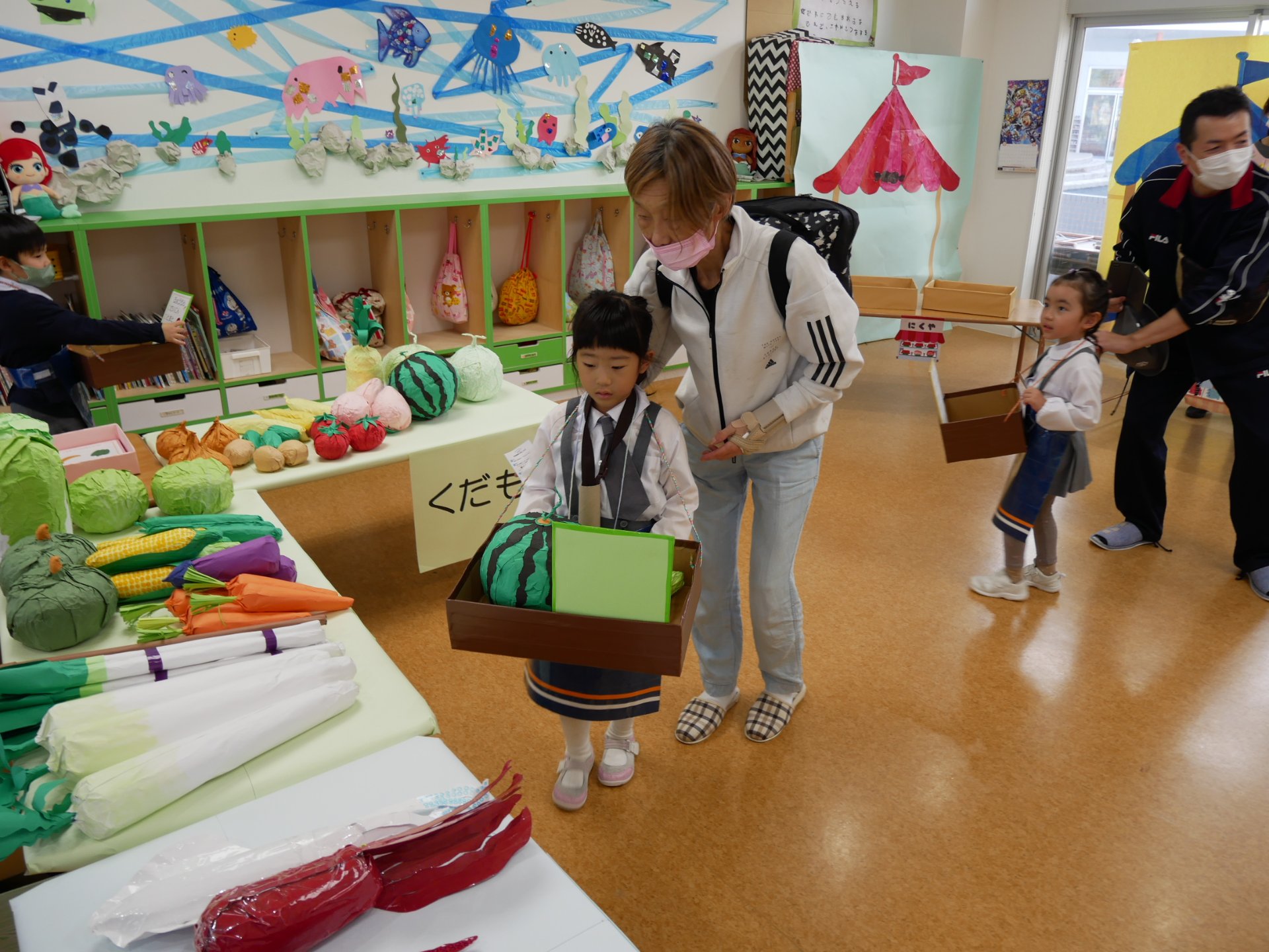 市場体験する園児たち