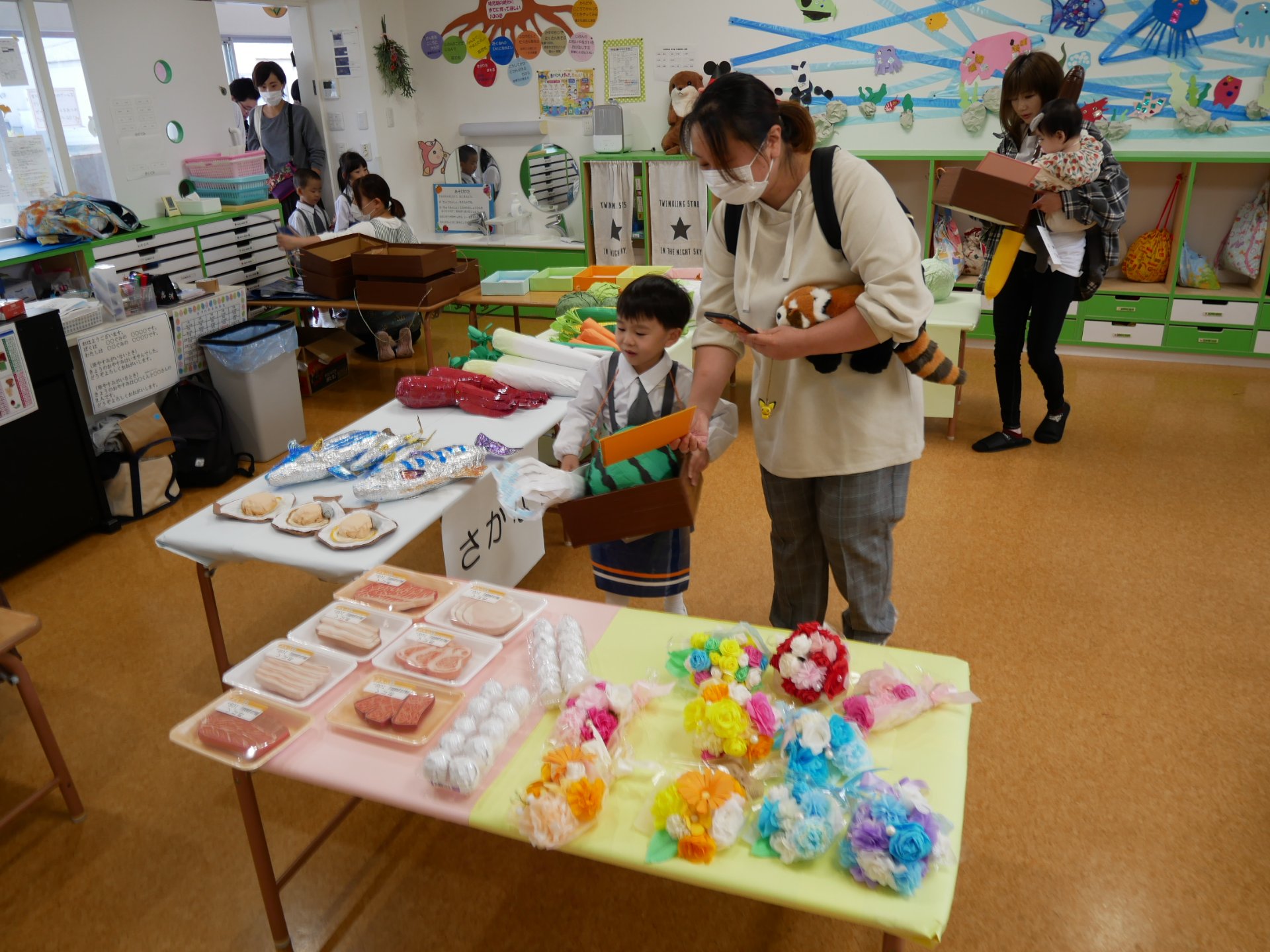 市場体験をする園児たち