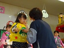 園長先生から誕生カードを受け取る誕生児