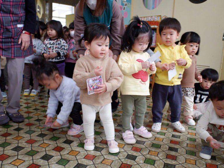 クリスマスカードを受け取る子どもたち