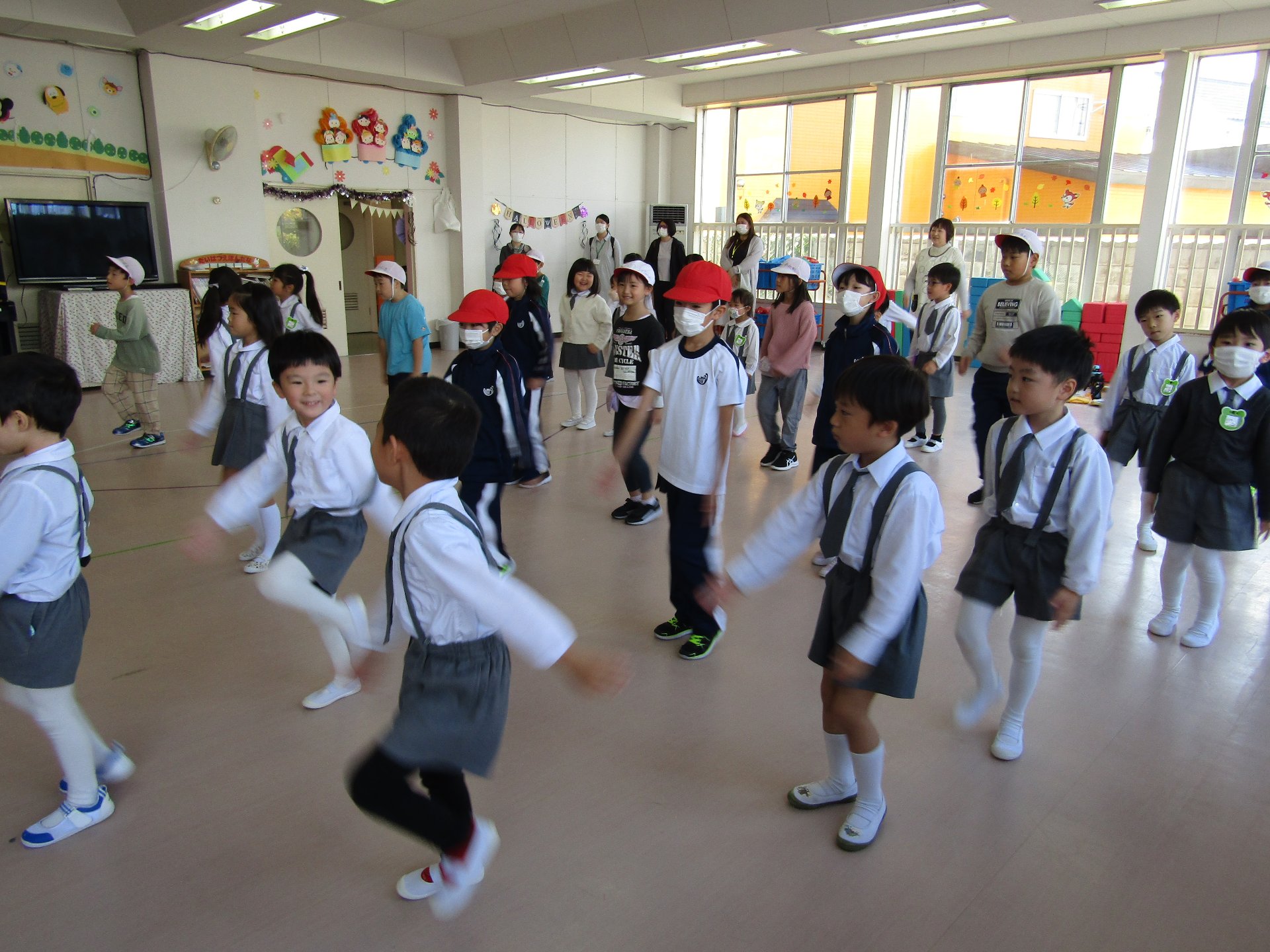 交流会でダンスを踊る小学生と園生