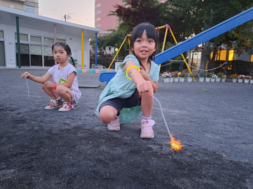 花火を楽しむ園児たち