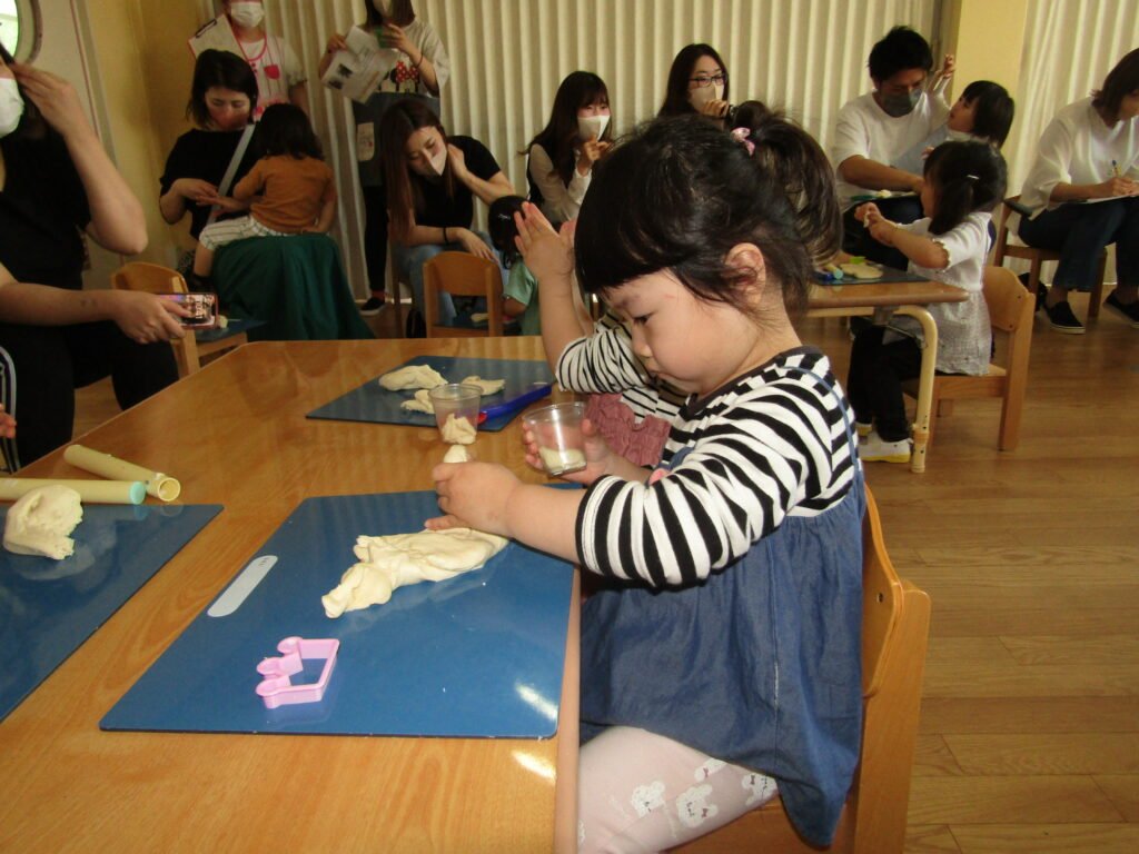 小麦粉ねんどに熱中する園児たち