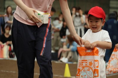 プレゼントを受け取る園児