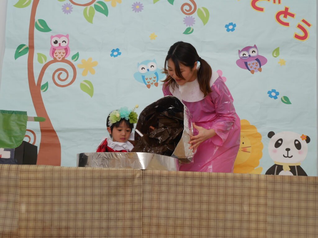 ハートの型にチョコを流すしずかちゃん