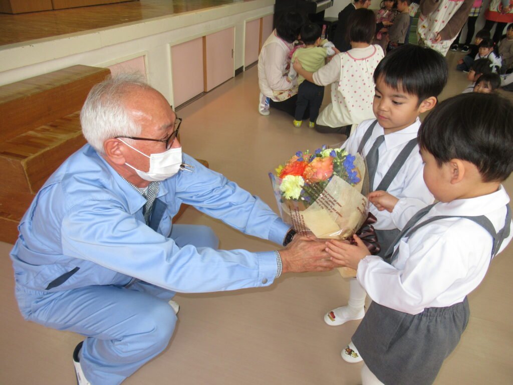 3月でお別れするお友だち・先生と挨拶をしました