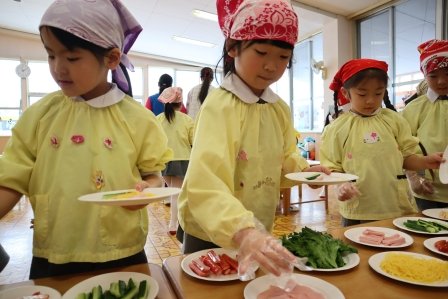 トッピングの具材を選ぶ子どもたち