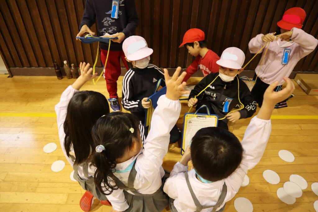 小学生のお兄さん・お姉さんと交流する子どもたち