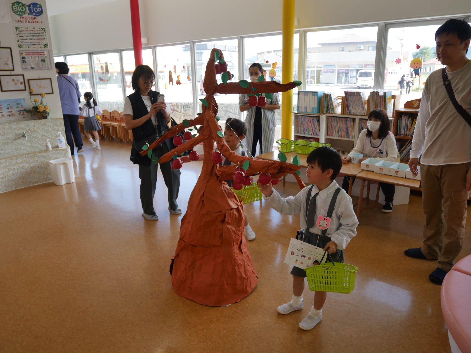 りんご農家体験をする園児たち