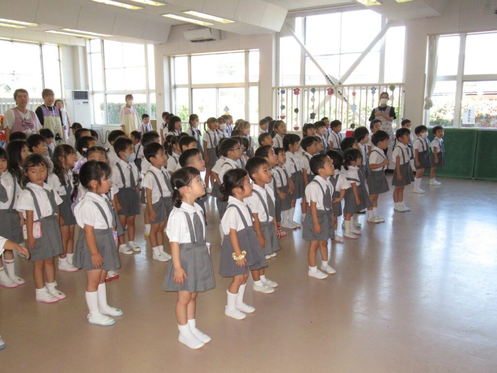 元気いっぱいの歌声で歌う園児たち