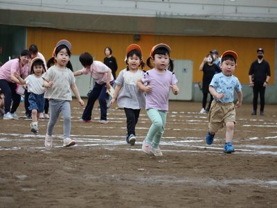 ゴール目指して走る園児たち