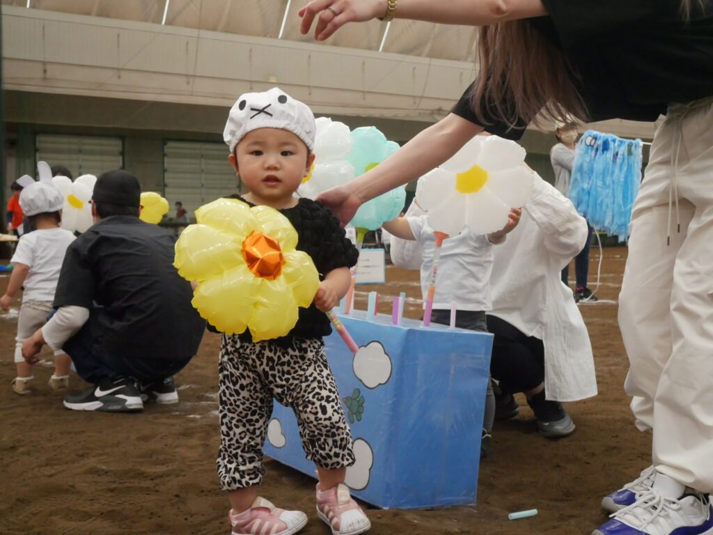 親子チャレンジ走の挑戦する園児たち