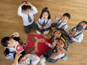バラバラのパズルを力を合わせて完成させた子どもたち