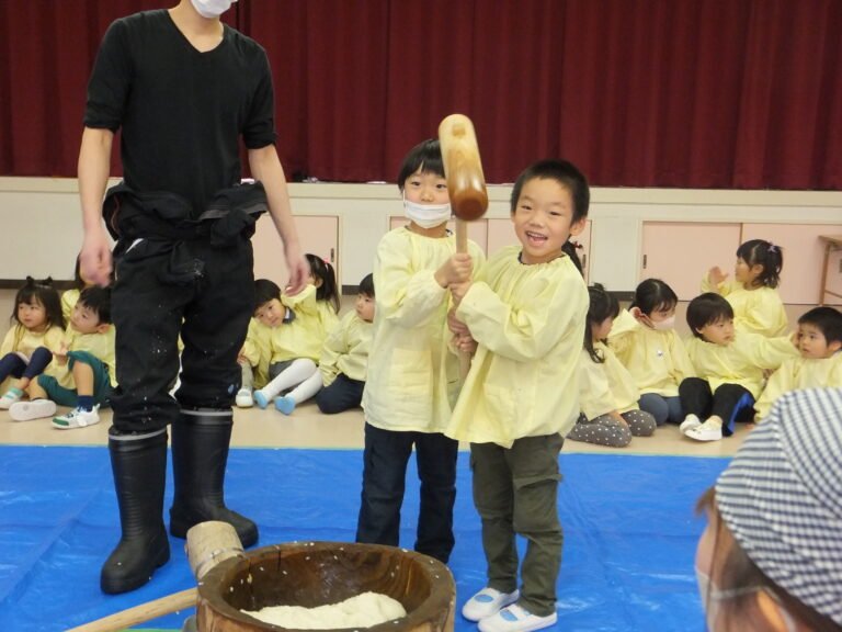 力強く餅つきするリンゴ組の子どもたち