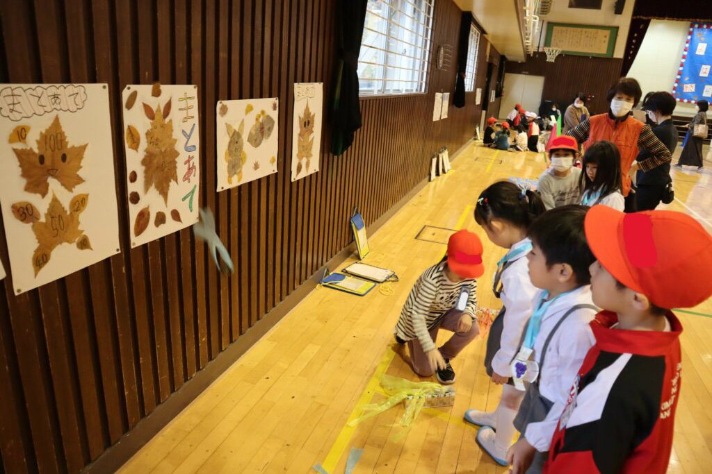 的当てに挑戦する子どもたち