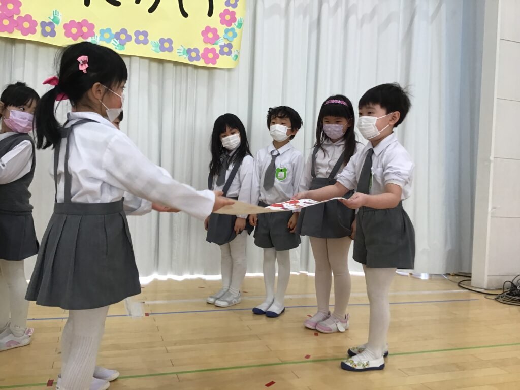 年中・年少さんから  お手紙とお花をプレゼント