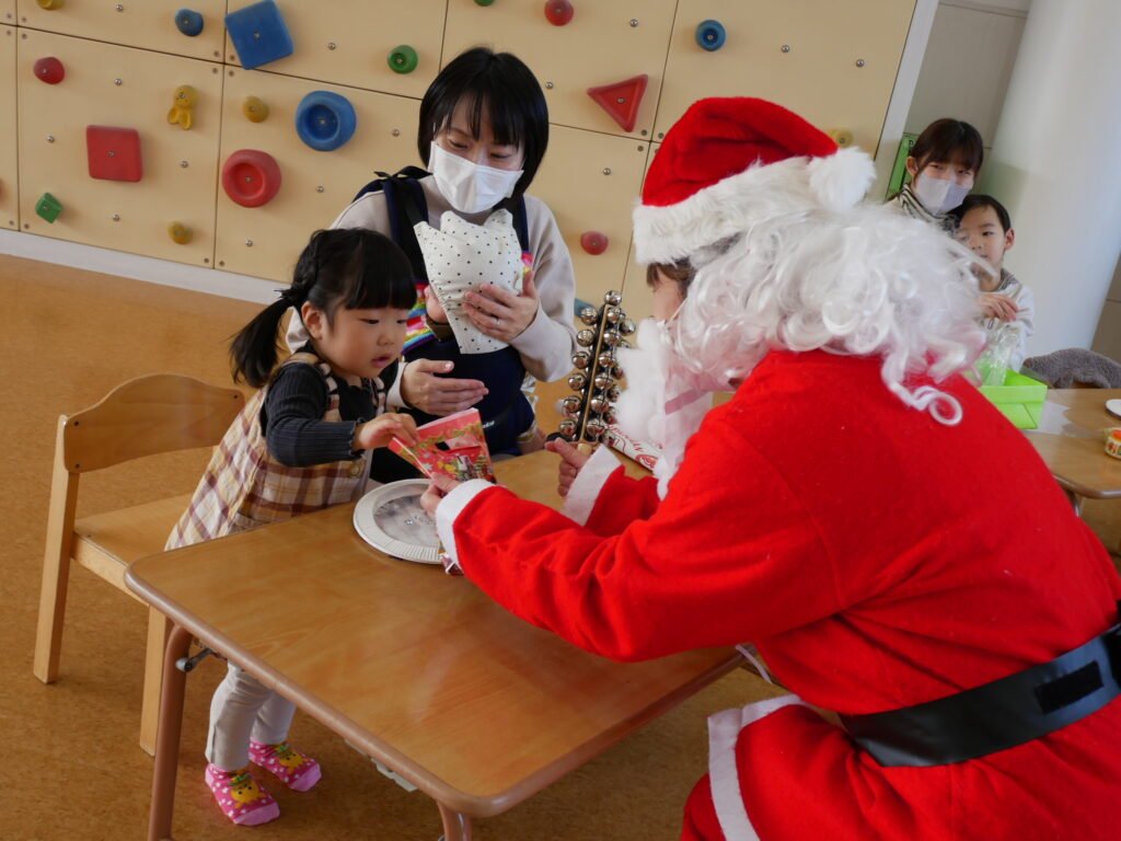 サンタさんの登場に驚く子どもたち