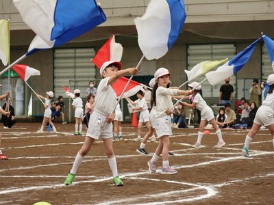 カラーガードを振る年長さんたち