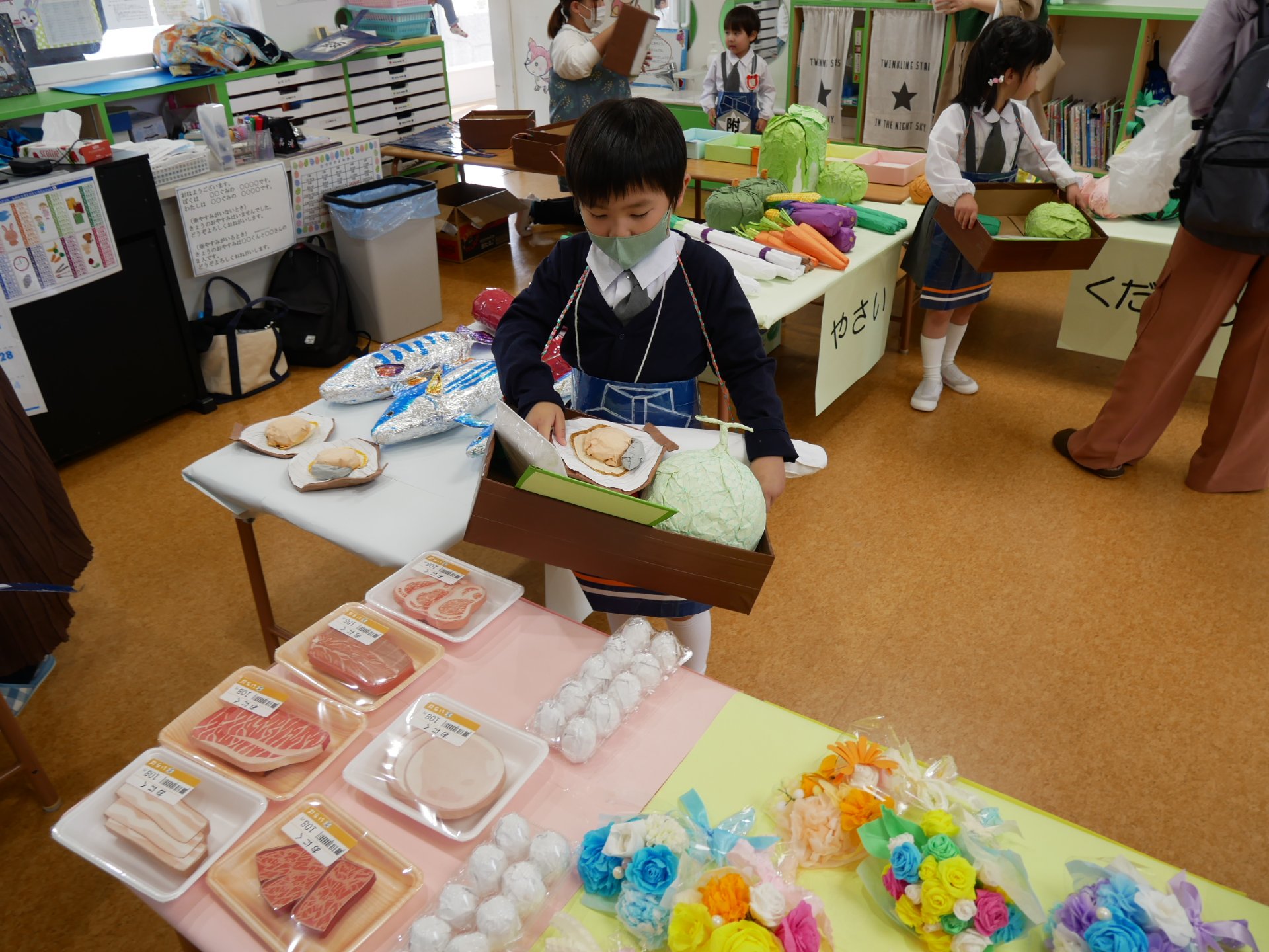 市場体験する園児たち