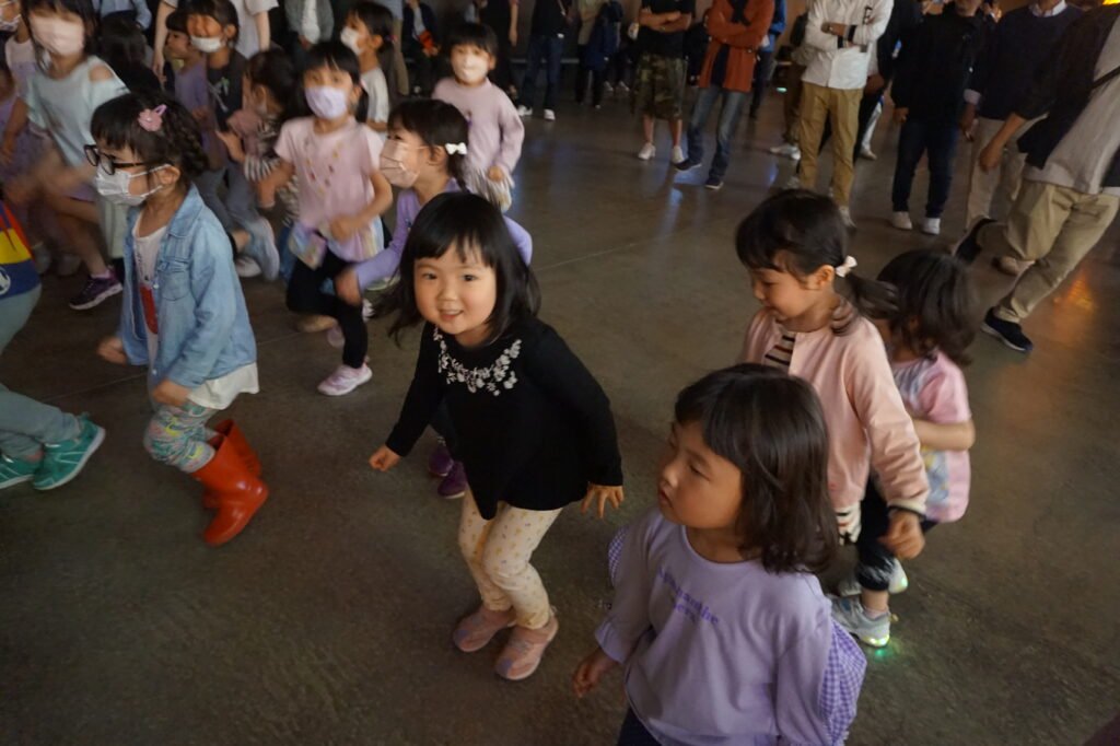 跳人体験する園児たち