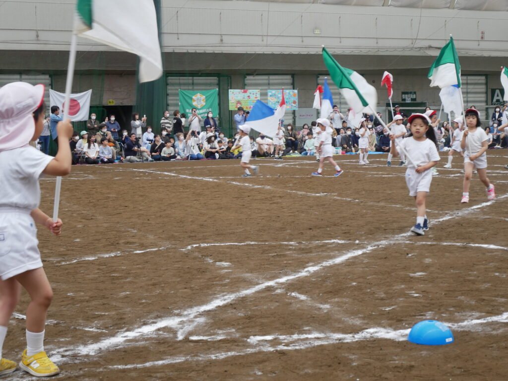 演技を披露する園児たち