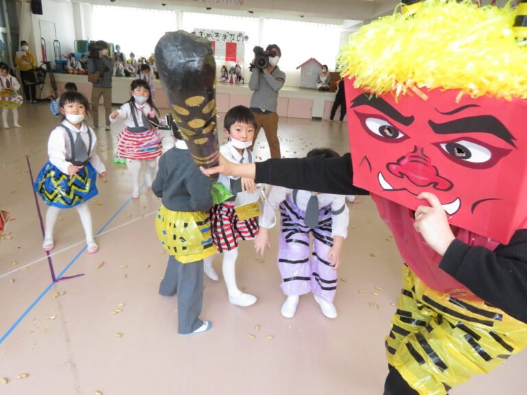 豆まきをする園児たち