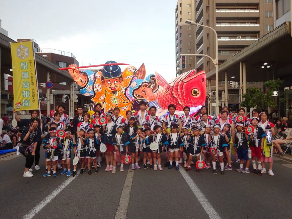 ねぶた祭りに参加した園児たち