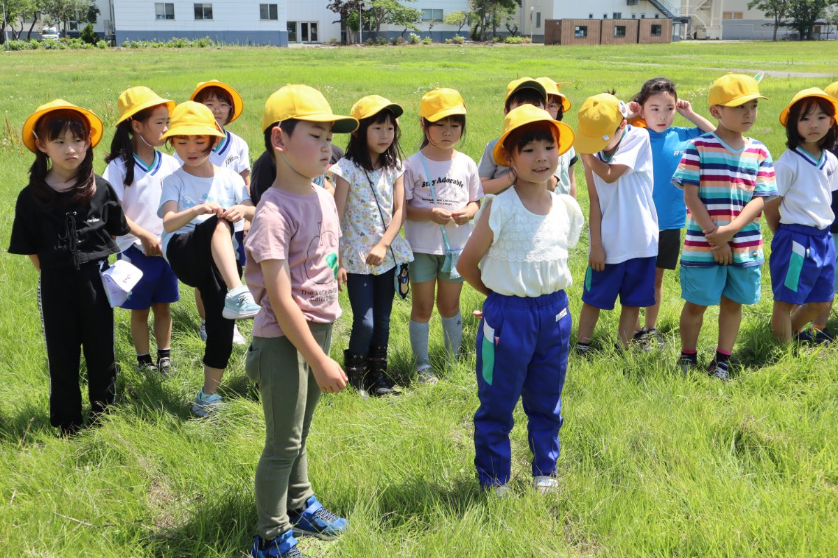幼保小連携架け橋プログラム～横内小学校1年生とビオトープで交流～