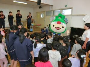 青森市立東中学校のお兄さん・お姉さん、そして青森県のマスコットキャラクターのアップリートくんが第三幼稚園に遊びにきてくれました