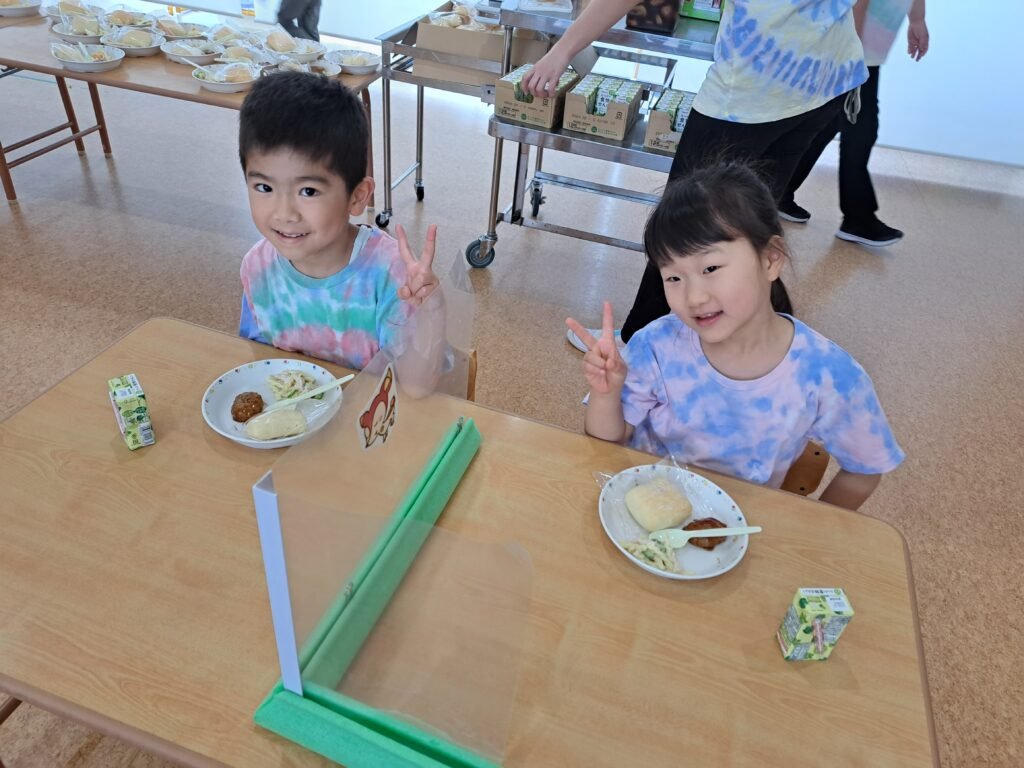 朝食を食べる園児たち