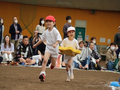 ゴールを目指して走る園児たち