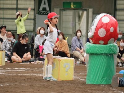 ゴールを目指して走る園児たち