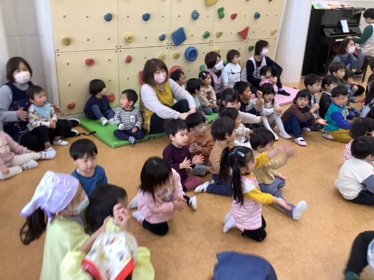 お餅をつく先生を応援する子どもたち