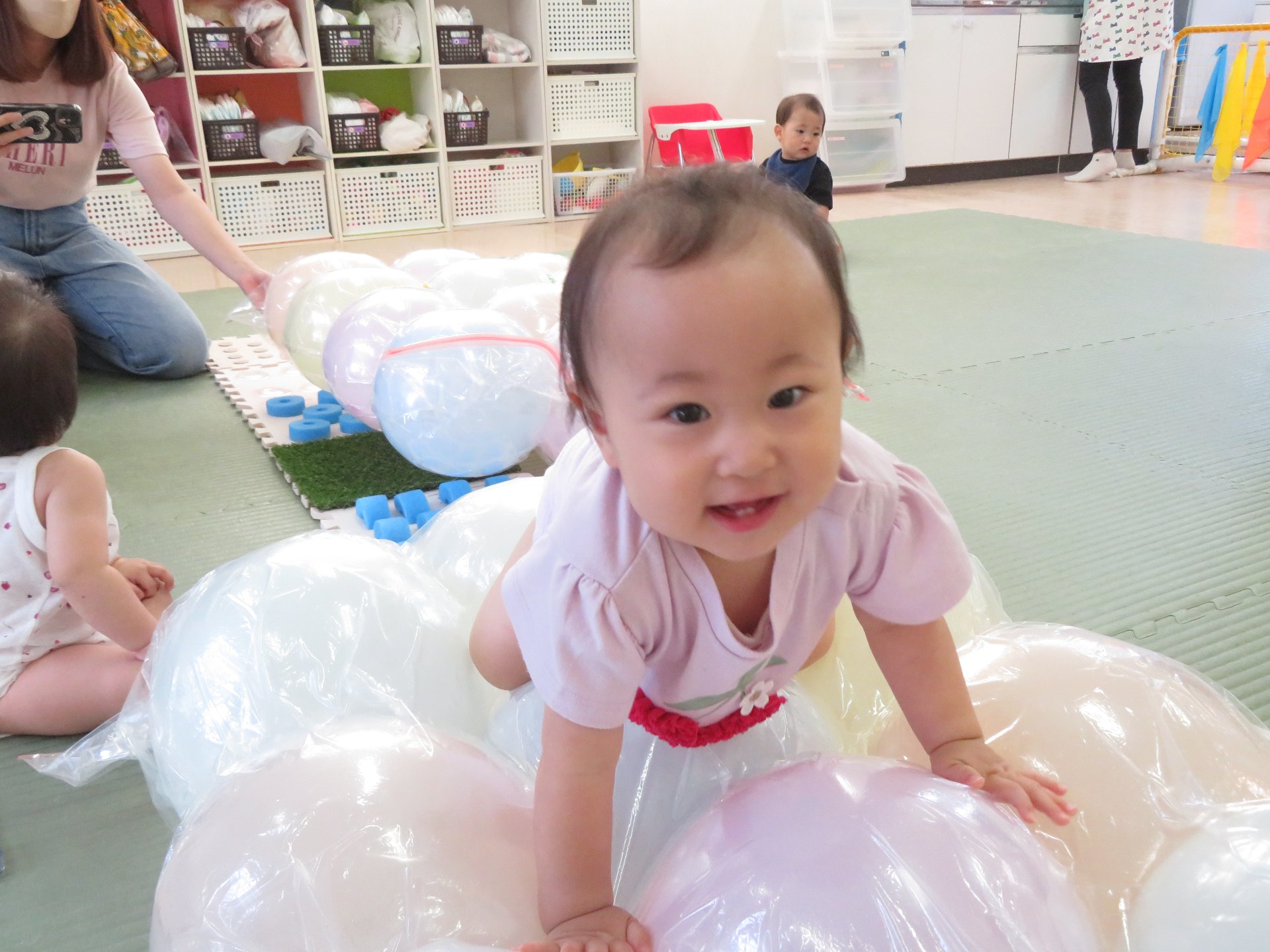 バルーマットで遊ぶ園児