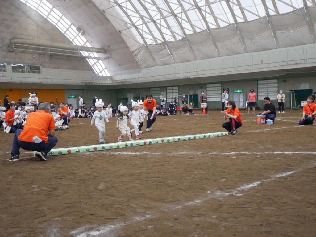 親子チャレンジ走の挑戦する園児たち