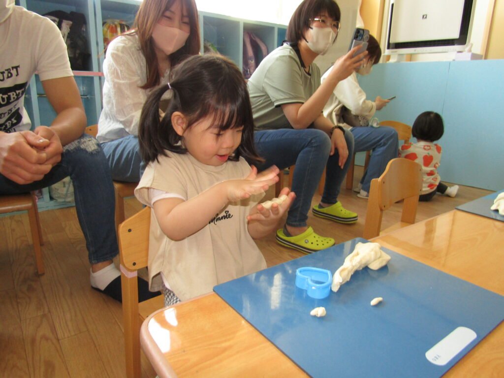 小麦粉ねんどに熱中する園児たち