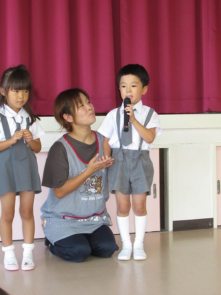 夏休みの思い出を発表する園児