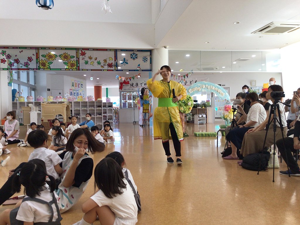 年長さんが作ったねぶたのあにきさんとゆりこさんが登場し、盛り上がる園児たち