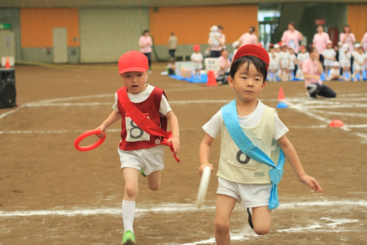 リレーを走る園児たち