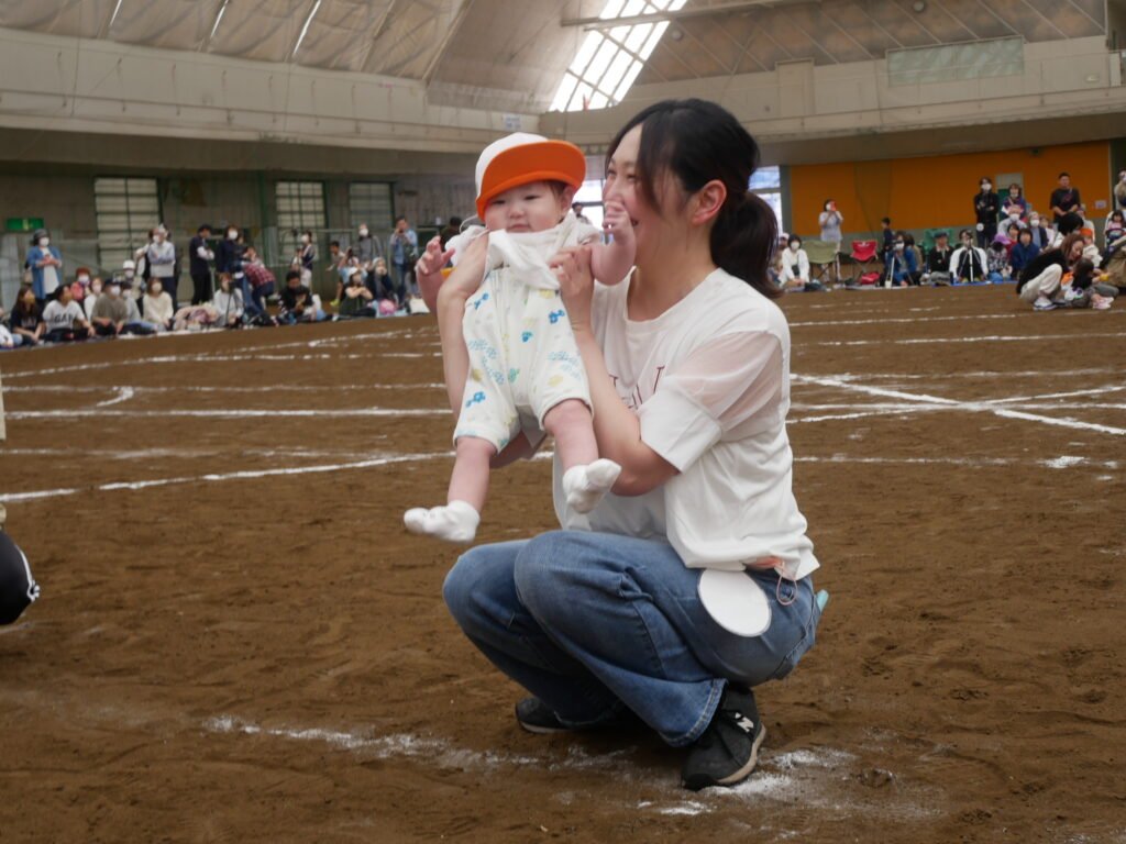 踊りを披露する園児たち