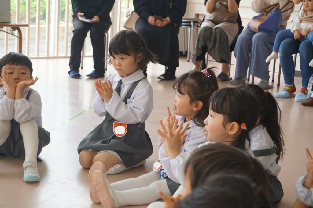 手遊びで花を咲かせる園児たち