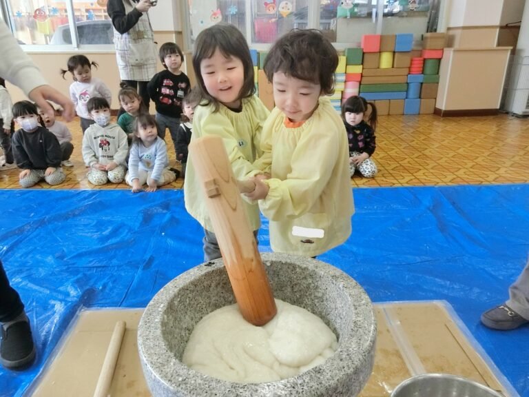 おもちつきの様子：こばと組