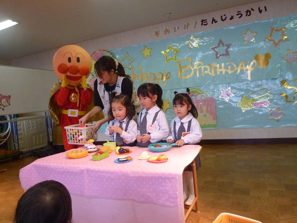 アンパンマンと美味しいご飯を作る子どもたち