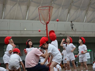 玉入れをする園児たち